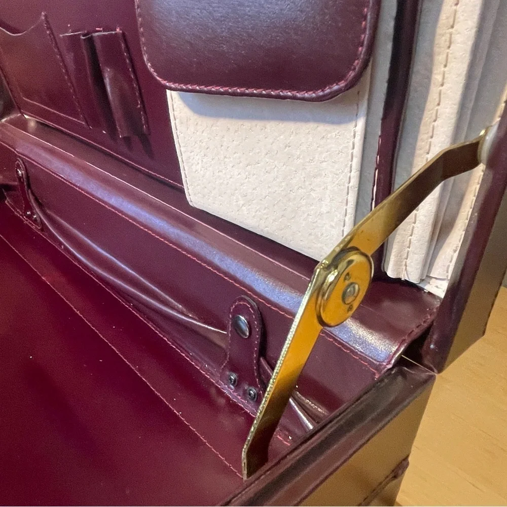 U.S. Luggage New York Burgundy Leather Vintage Expandable Briefcase